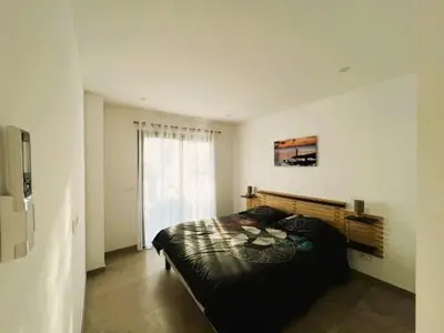 a bedroom with a large bed and a window at Villa Nasya, 8 pers, piscine chauffée, 5 mn plage voiture in Gialla