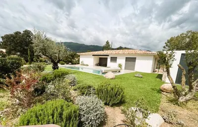 a house with a yard with a swimming pool at Villa Nasya, 8 pers, piscine chauffée, 5 mn plage voiture in Gialla