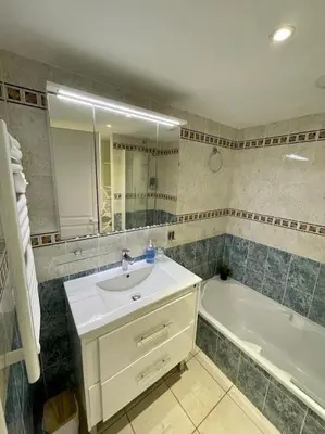 a bathroom with a sink and a bath tub at Magnifique T2 vue Mer Sanguinaires in Ajaccio