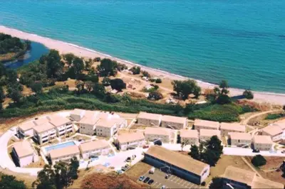 an aerial view of a building next to the ocean at Résidence front de mer + Piscine in Linguizzetta