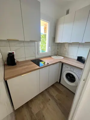 a kitchen with a sink and a washing machine at Appartement ensoleillé à Ajaccio in Ajaccio