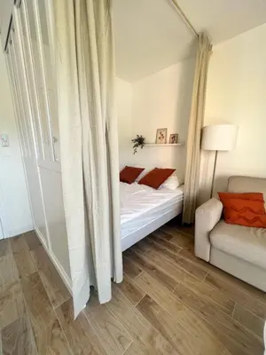 a small bedroom with a bed and a couch at Appartement ensoleillé à Ajaccio in Ajaccio