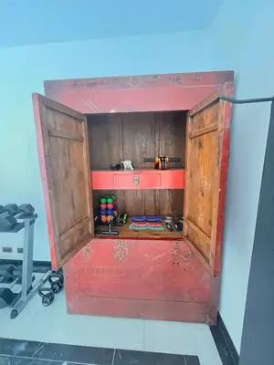 a small wooden cabinet with a red door at VILLA DOLCE VITA in Ajaccio