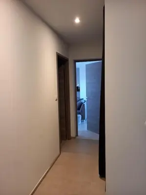 an empty room with a hallway with a bathroom at Casa di l Alivetu in Ventiseri