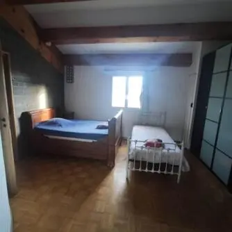 a small room with a bed and a window at Villa E case di u Puntale in Ghisonaccia