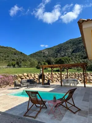 a pool with two chairs and a gazebo at Très belle villa au calme avec piscine à Sagone in Sagone