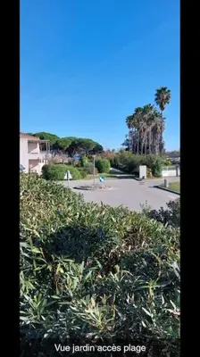 a view of a park with a parking lot and a street at Location appartement les pieds dans l'eau, Résidence Aqua Linda à Poggio-Mezzana in Poggio-Mezzana