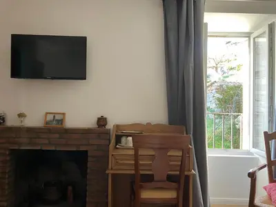 a living room with a fireplace and a television on the wall at A Casa Carbinesa in Carbini