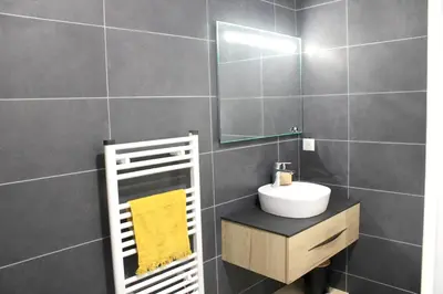 a bathroom with a sink and a mirror at Appartement moderne à Grosseto-Prugna, vue montagne, 50 m² in Grosseto-Prugna