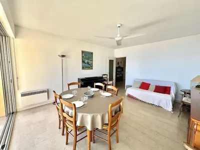 a dining room with a table and a bed at Appartement L'Aiglon 1 centre-ville Ajaccio in Ajaccio