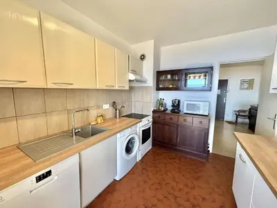 a kitchen with a sink and a washing machine at Appartement L'Aiglon 1 centre-ville Ajaccio in Ajaccio