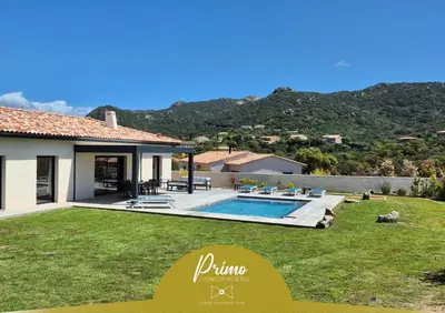 a backyard with a swimming pool and a house at Casa di Famiglia - Maison 3 chambres, piscine - Classée 4 étoiles in Figari