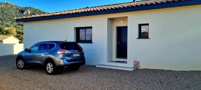 a small car parked in front of a house at Casa di Famiglia - Maison 3 chambres, piscine - Classée 4 étoiles in Figari