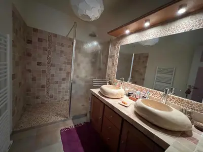 a bathroom with two sinks and a shower at APPARTEMENT STANDING AJACCIO 5mn A PIEDS PLAGE DU RICANTO AJACCIO in Ajaccio