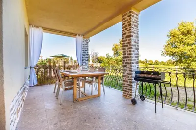 a patio with a table and chairs on a balcony at Casamea - T3 U Benestà in Talasani