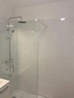 a shower with a glass door in a bathroom at MAGNIFIQUE APPARTEMENT LES PIEDS DANS L'EAU PROPRIANO in Propriano