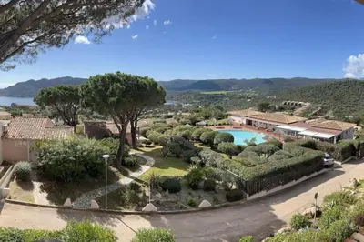 a house with a garden and a swimming pool at Appartement 4 pers vue sur la baie de Santa Giulia in Porto-Vecchio