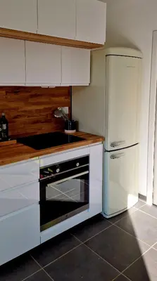 a kitchen with a stove and a refrigerator at Résidence Confort avec Piscine - Proche des plages in Bonifacio
