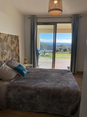 a bedroom with a large bed with a large window at DOLCE VITA-Calme-Vue Mer in Chiatra