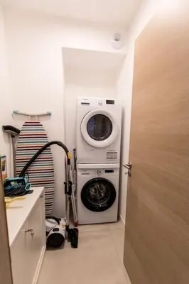 a washer and dryer in a small room at Joséphine - Appt vue exceptionnelle Porto-Vecchio in Porto-Vecchio