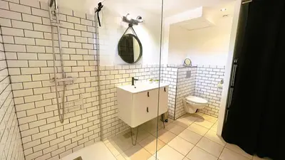 a bathroom with a sink and a toilet at Appartement Laurel, 4 personnes, piscine, plage à 2 min en voiture in Lecci