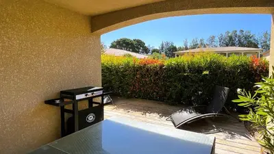 a kitchen with a view of a garden at Appartement Laurel, 4 personnes, piscine, plage à 2 min en voiture in Lecci