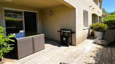 a porch of a house with a grill on it at Appartement Laurel, 4 personnes, piscine, plage à 2 min en voiture in Lecci