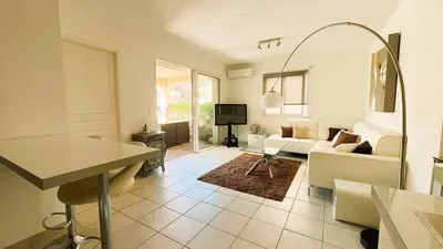 a living room with a couch and a table at Appartement Laurel, 4 personnes, piscine, plage à 2 min en voiture in Lecci