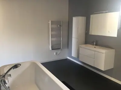 a bathroom with a bath tub and a sink at Villa Lavu Santu piscine privée vue mer/montagnes in Zonza