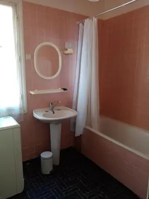 a bathroom with a sink and a tub and a mirror at Maison individuelle au calme in Valle-di-Mezzana