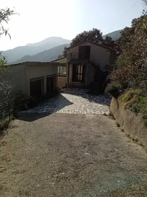 an empty driveway to a house with a building at Maison individuelle au calme in Valle-di-Mezzana