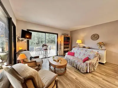 a living room with a couch and a table at Maison entre les montagnes à Levie in Levie
