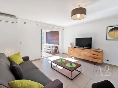 a living room with a couch and a flat screen tv at Appartement 4 Pers - Cala Rossa - Piscine in Lecci