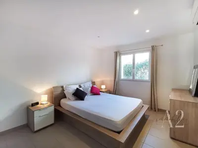 a bedroom with a bed with white sheets and a window at Appartement 4 Pers - Cala Rossa - Piscine in Lecci