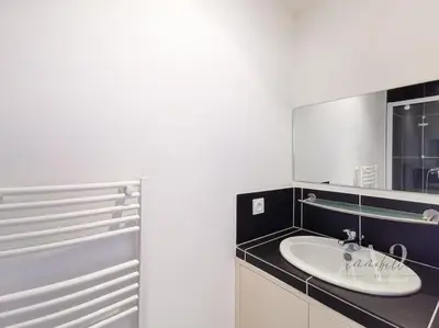 a bathroom with a sink and a mirror at Appartement 4 Pers - Cala Rossa - Piscine in Lecci