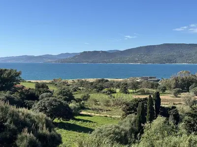 a view of a lake with mountains in the background at Appartement tout confort vue mer in Propriano