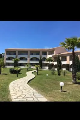 a building with a stone path in front of a building at Appartement dans résidence in Linguizzetta