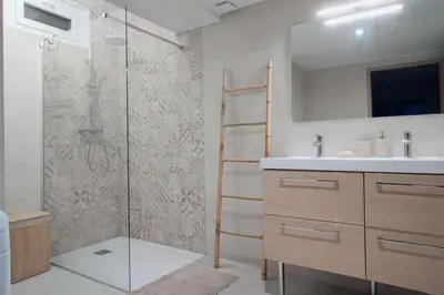 a bathroom with a shower and a sink at Charmant rez de villa, et sa terrasse à Ajaccio in Ajaccio