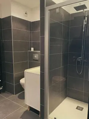 a bathroom with a shower and a toilet at Appartement fonctionnel 4p avec piscine et vue mer in Porto-Vecchio
