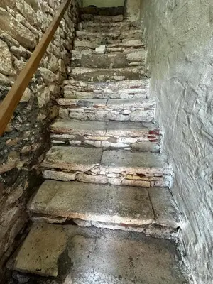 an old stone staircase in a stone building at Appartement U Diu Grossu in Bonifacio