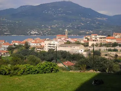 a group of buildings in a city with a body of water at T3 en rdj pour 6 pers dans résidence avec piscine in Propriano