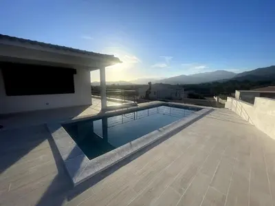 a swimming pool on the roof of a house at Villa Stella avec piscine entre mer et rivière in Vardiola