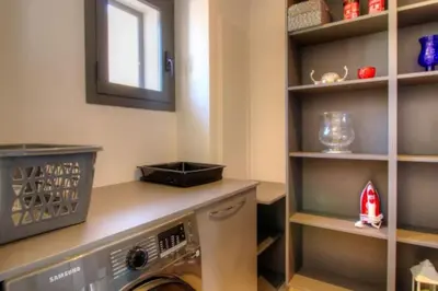 a laundry room with a washer and dryer at Villa Stella avec piscine entre mer et rivière in Vardiola