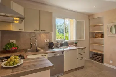 a kitchen with a plate of fruit on the counter at Maisonnette une chambre 