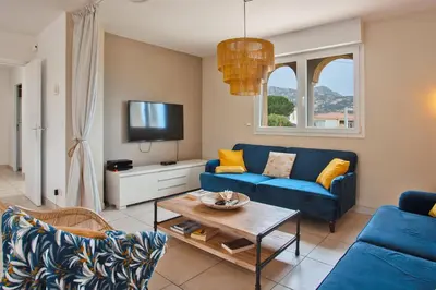 a living room with a blue couch and a table at Appartement 