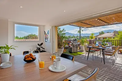 a dining room with a table and a patio at Appartement 