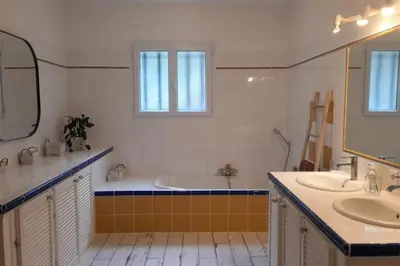 a bathroom with two sinks and a bath tub at Villa T4 à Campomoro corse du sud, 800m plage in Belvédère