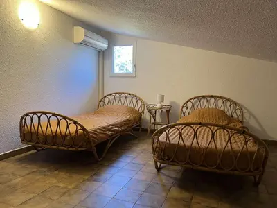 two beds sitting next to each other in a room at BORGO Duplex 4 pers proche mer in Borgo
