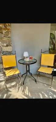 two chairs and a table and a table and chairs at Maison familiale charmante in Borgo