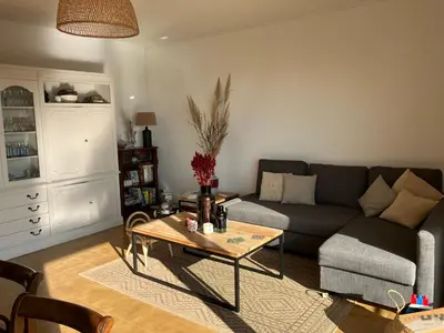 a living room with a couch and a coffee table at Appartement T4 climatisé, lumineux et vue mer à Solenzara in Sari Solenzara